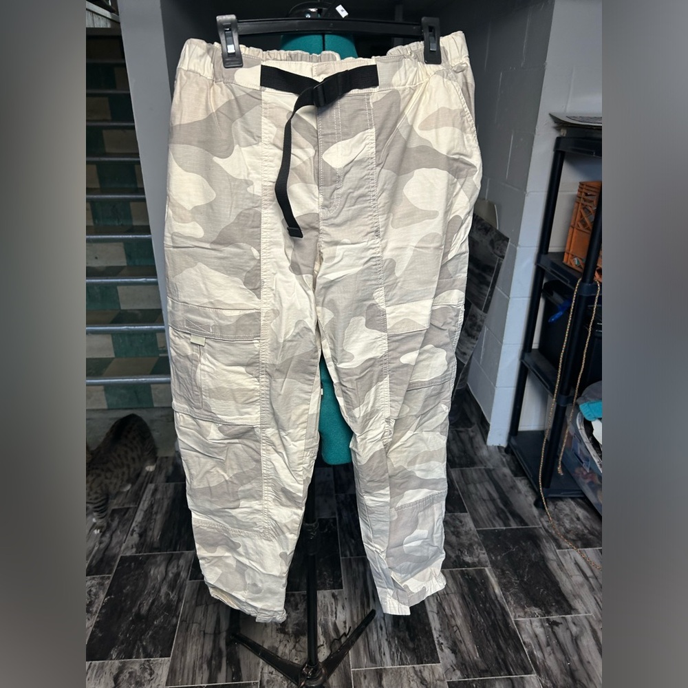 Columbia Women’s Size 14 Tan Cream Cargo Pants EUC